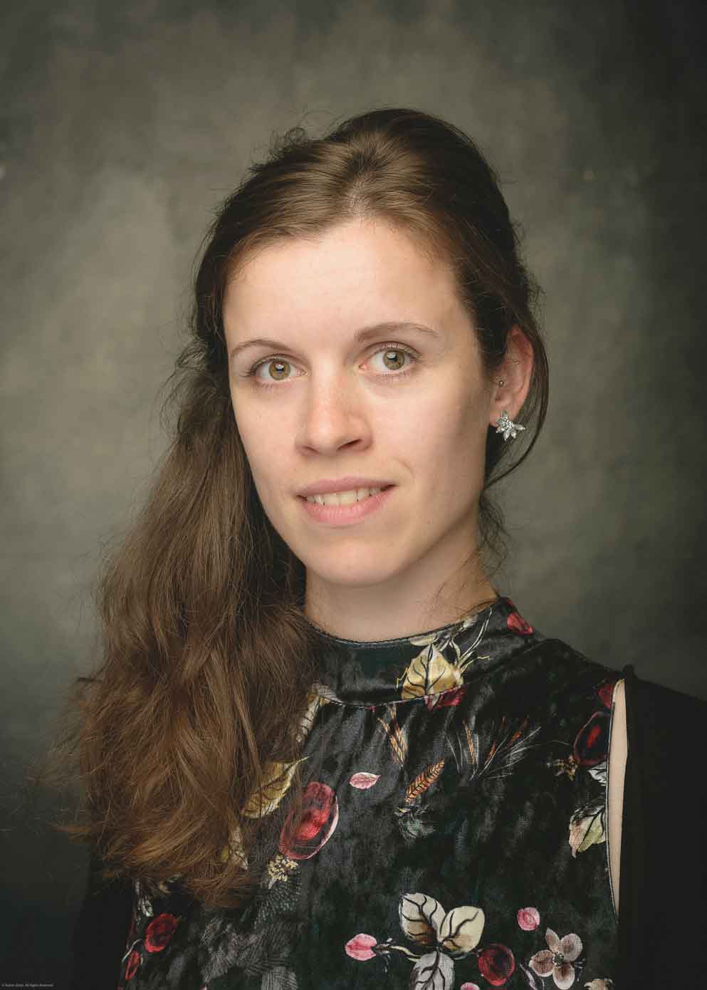 Portraitbild von Paula Schieferecke, Cellistin des Ensemble Ambidexter